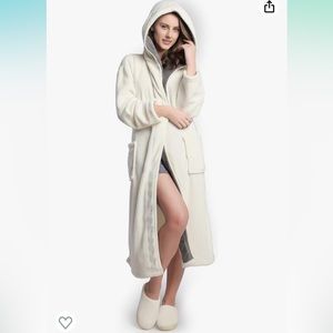 Bone colored bath robe. Size M Bought and got too pregnant to ever fit in it.